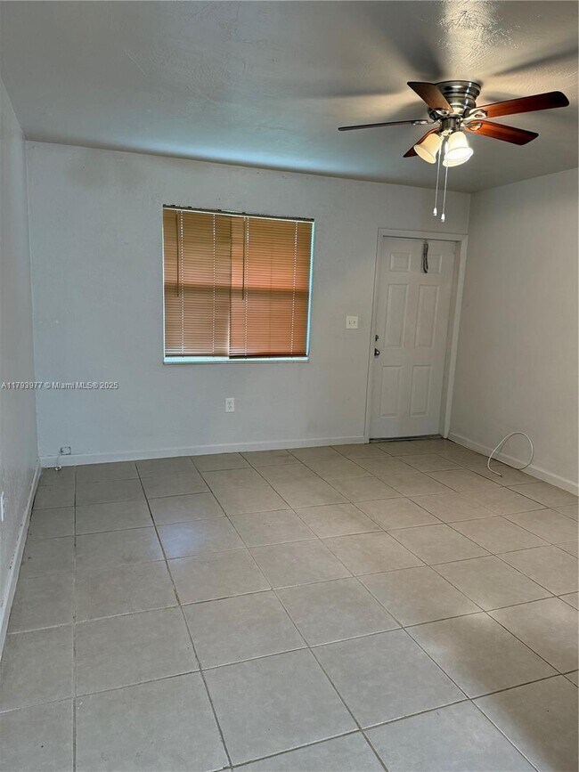 205 NW 11th Ave-Unit -4 in Fort Lauderdale, FL - Building Photo - Building Photo