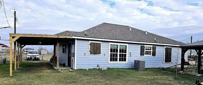 98 Dog Fish Dr in Palacios, TX - Building Photo - Building Photo