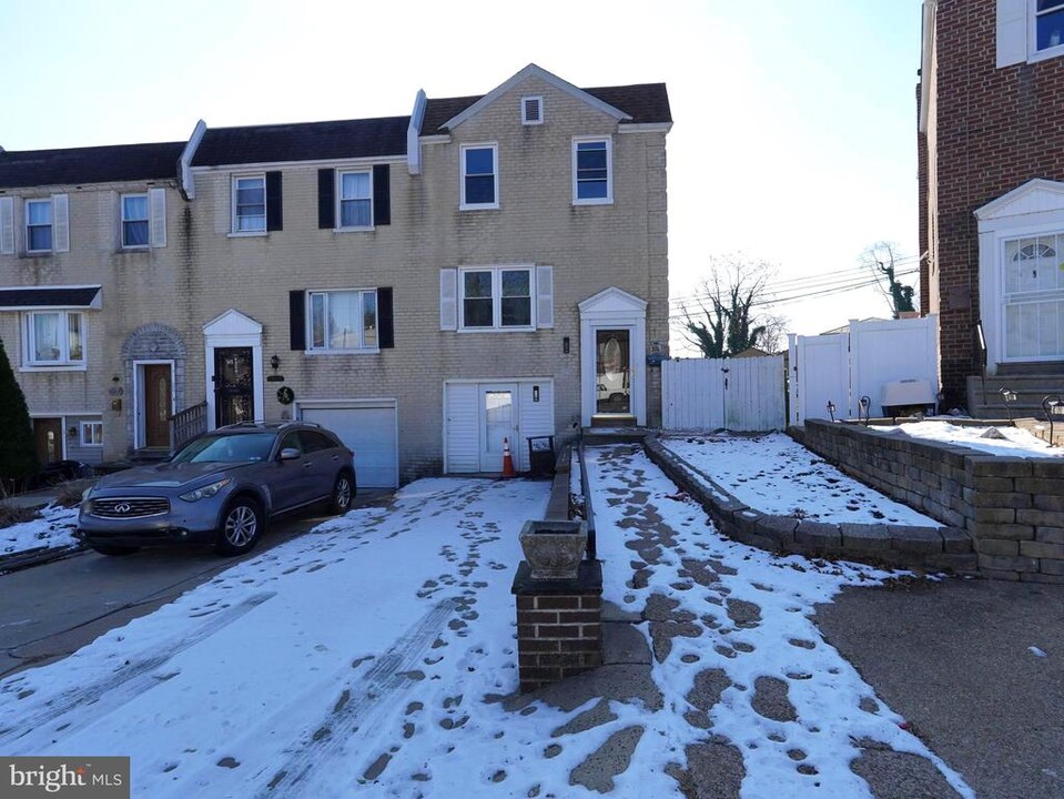 2826 Woodbridge Rd in Philadelphia, PA - Building Photo