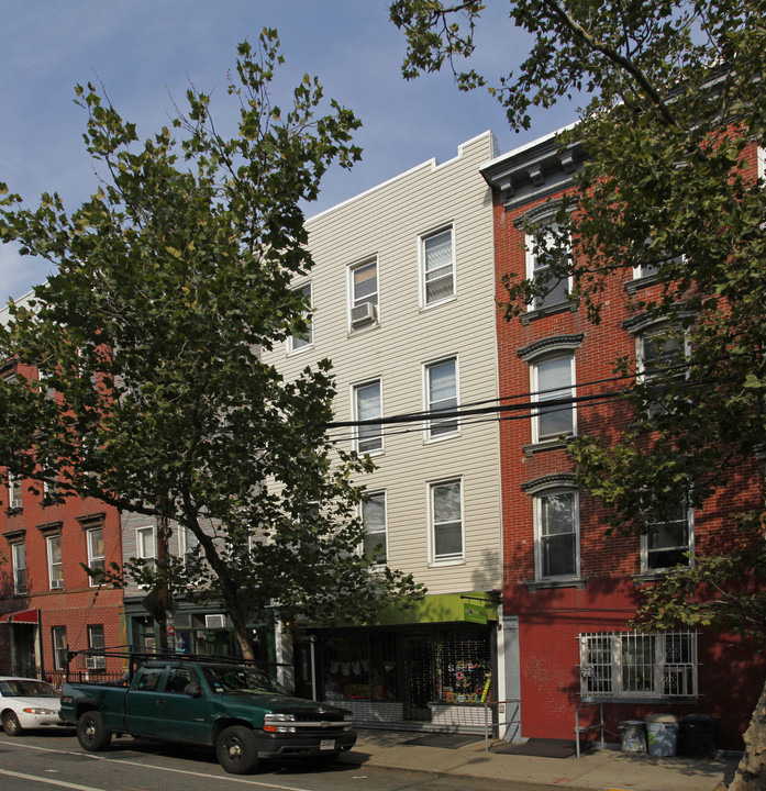 110 Berry St in Brooklyn, NY - Building Photo