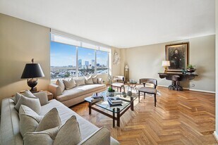 2701 Westheimer Rd in Houston, TX - Building Photo