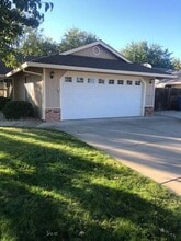 1496 Fayette Ln in Redding, CA - Building Photo - Building Photo