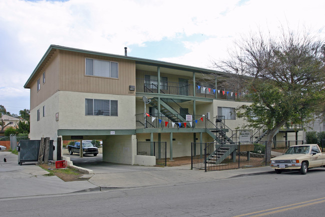 Buena Altura Apartments in Fallbrook, CA - Foto de edificio - Building Photo