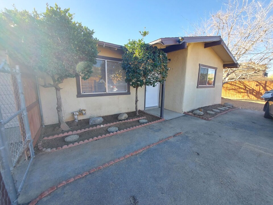 7476 Acoma Trail in Yucca Valley, CA - Building Photo