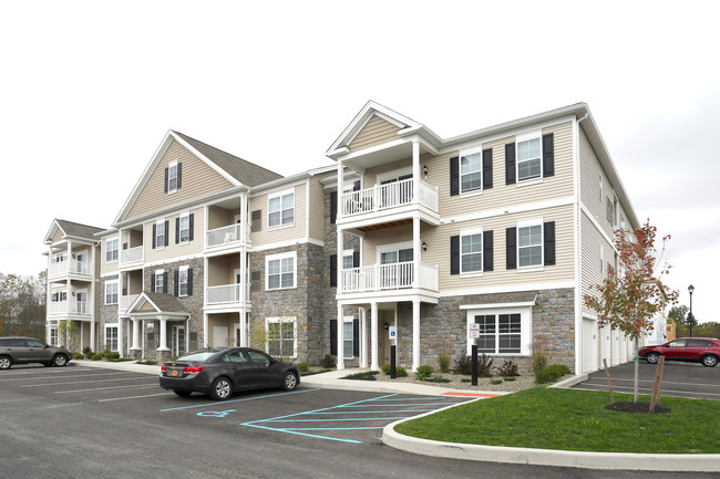 Edgewater Apartment Homes in Lancaster, NY - Foto de edificio - Building Photo