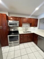 6061 N Falls Cir Dr in Lauderhill, FL - Building Photo - Building Photo