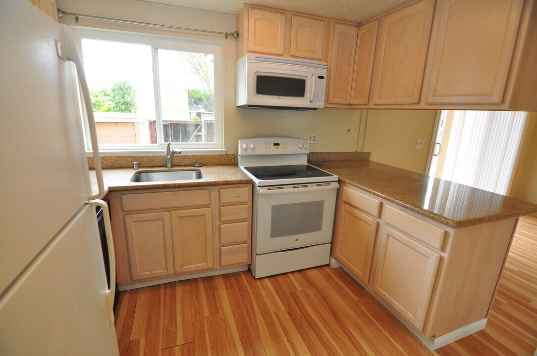 532 Tyrella Ave in Mountain View, CA - Building Photo