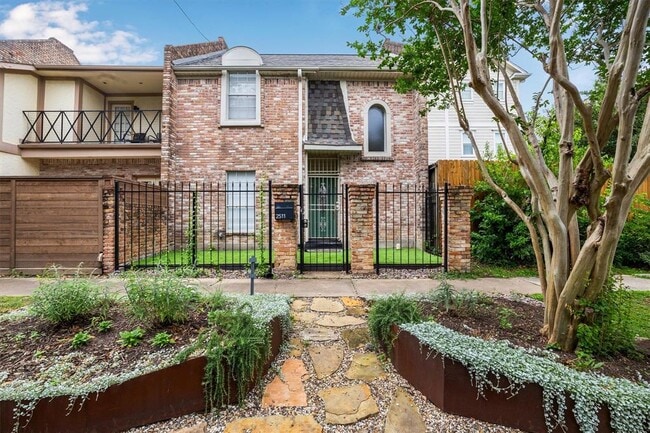 property at 2511 Commonwealth St
