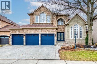 2201 Galloway Dr in Oakville, ON - Building Photo