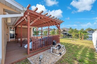 1012 Spindle Palm Way in Apollo Beach, FL - Building Photo - Building Photo