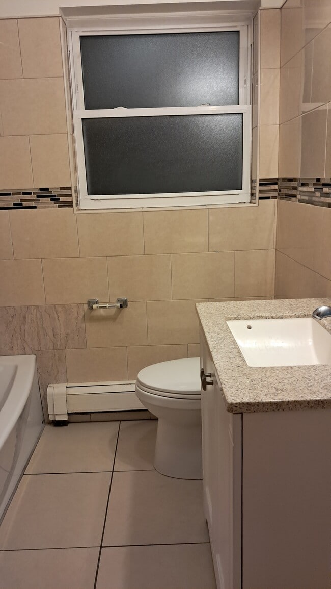 6235 W Diversey Ave, Unit 2 in Chicago, IL - Foto de edificio - Building Photo