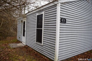 47 Quassuk Rd in Woodbury, CT - Building Photo