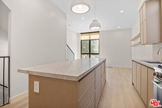 426 Arnaz Dr in Los Angeles, CA - Building Photo - Building Photo