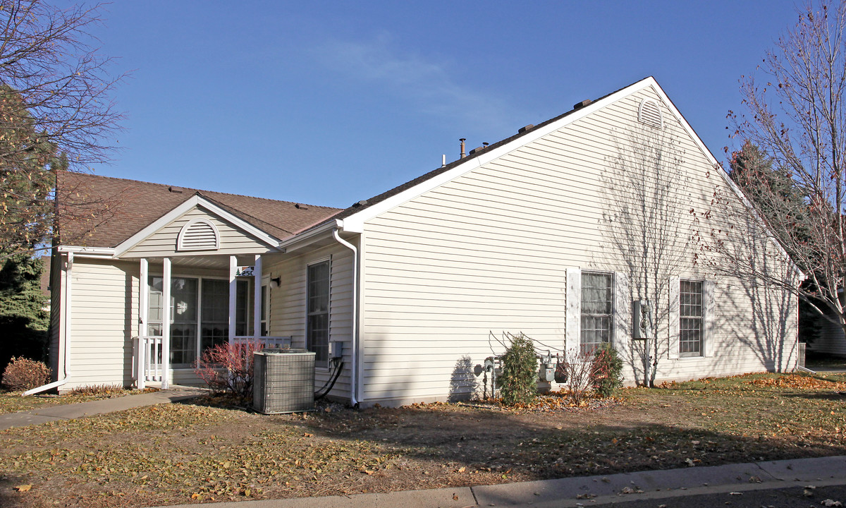 Woodlynn Village in Maplewood, MN - Building Photo