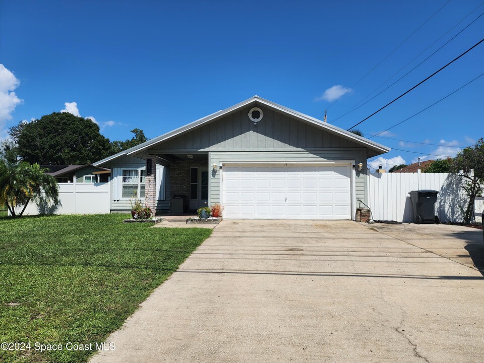 1870 Tropic St in Titusville, FL - Foto de edificio