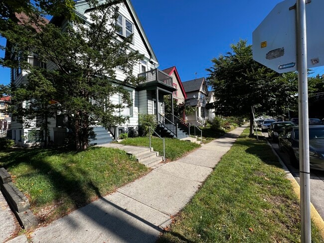 2247 North Summit Avenue, Unit 2247 N Summit Ave in Milwaukee, WI - Building Photo - Building Photo