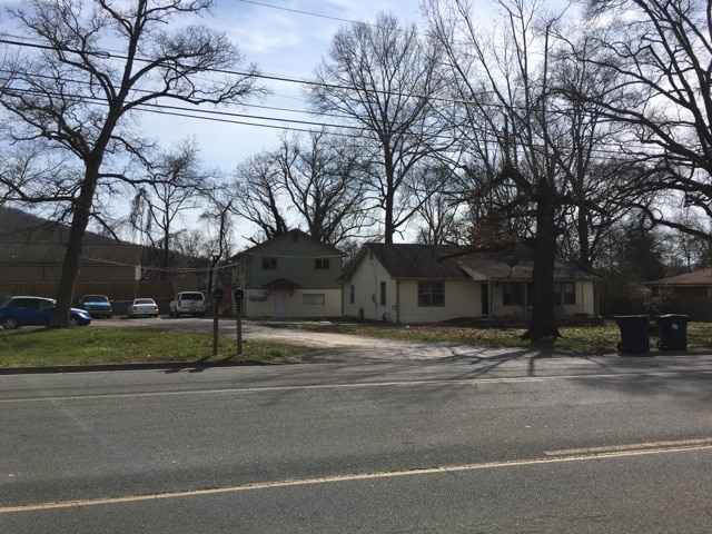 102 James St in Rossville, GA - Building Photo