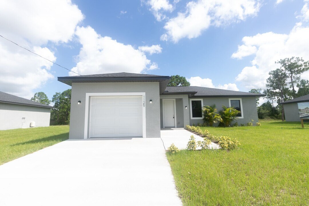 1129 Deauville St E in Lehigh Acres, FL - Building Photo