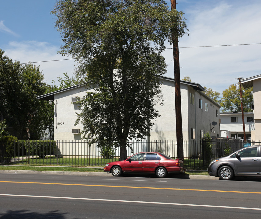 17909 Roscoe Blvd in Northridge, CA - Building Photo