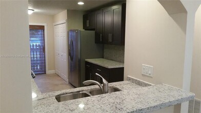 11071 SW 11th Pl in Davie, FL - Building Photo - Building Photo