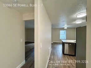13066 SE Powell Blvd in Portland, OR - Building Photo - Building Photo