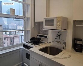 26 E 63rd St in New York, NY - Building Photo - Building Photo