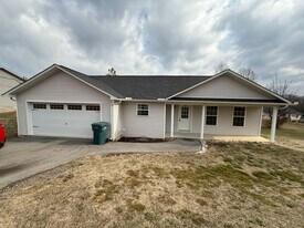 2035 Jonathan Dr in Baneberry, TN - Building Photo