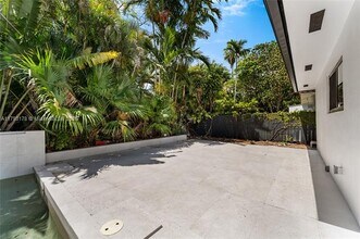 5736 SW 35th St in Miami, FL - Building Photo - Building Photo