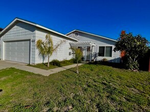 2127 Paradise Hills Rd in San Diego, CA - Foto de edificio - Building Photo