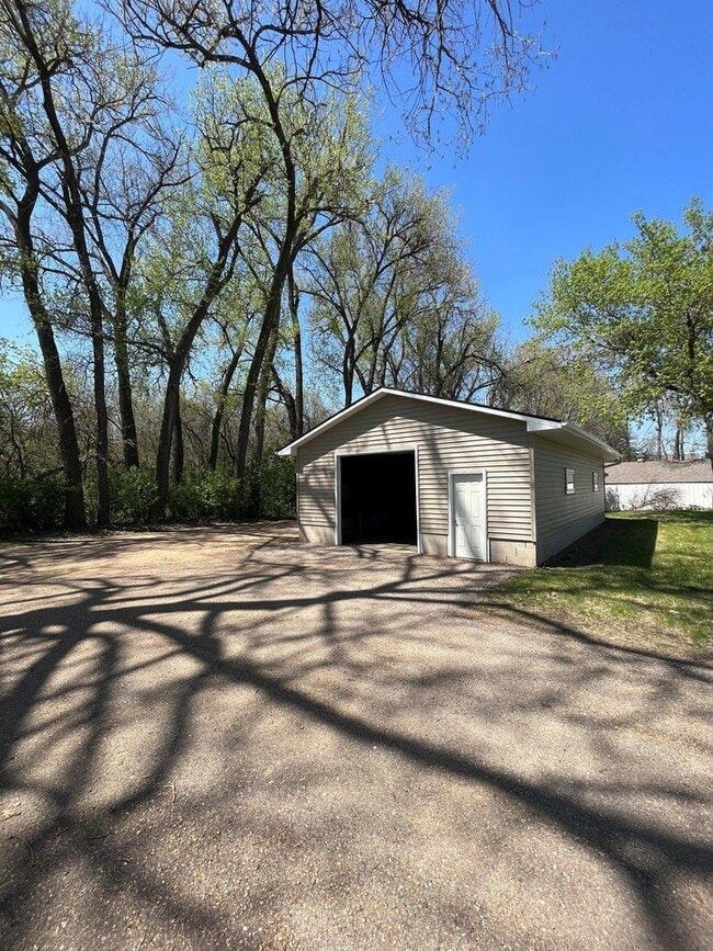 1111 Western Ave in Brookings, SD - Foto de edificio - Building Photo