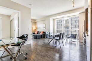 228 Wellington St W in Toronto, ON - Building Photo