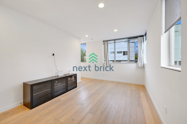 8353 18th Ave NW in Seattle, WA - Foto de edificio - Building Photo