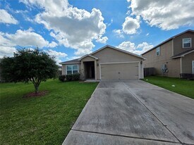 723 Crystal Lakes Dr in Brookshire, TX - Building Photo