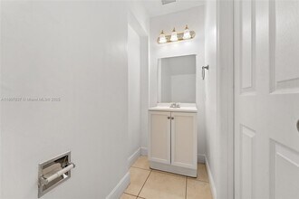 10819 NW 51st Ln in Doral, FL - Building Photo - Building Photo