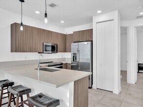 6410 NW 102nd Path, Unit 6410-302 in Doral, FL - Foto de edificio - Building Photo