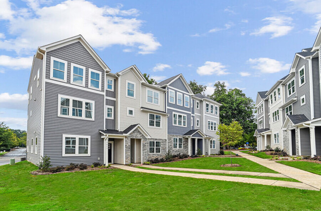 Westmont Village in Charlotte, NC - Foto de edificio - Building Photo