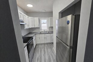 77 Dunham St, Unit Dunham st 2nd floor in Attleboro, MA - Building Photo