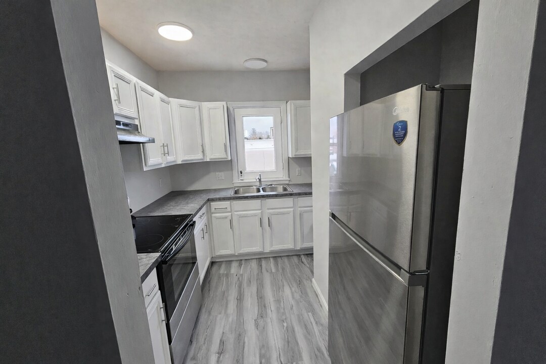 77 Dunham St, Unit Dunham st 2nd floor in Attleboro, MA - Foto de edificio