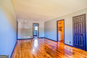 2877 Whispering Hills Dr in Atlanta, GA - Building Photo - Building Photo