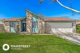 907 Cresthaven Dr in Lancaster, TX - Building Photo