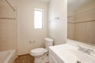 1533 NW 41st Ct in Oakland Park, FL - Building Photo - Building Photo