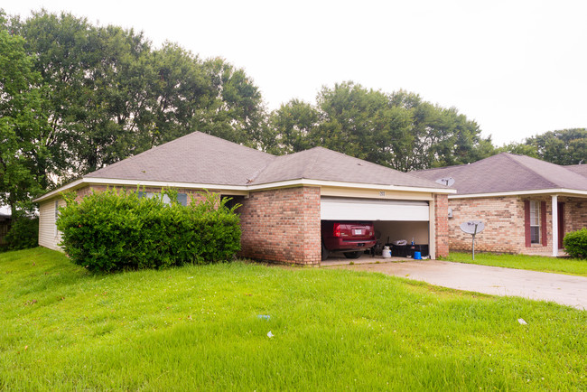 Armentine Cove in Breaux Bridge, LA - Building Photo - Building Photo