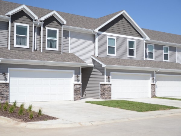 8318 Brookview Pl in Urbandale, IA - Foto de edificio