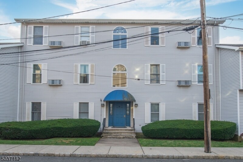 4 Grant St-Unit -2L in Montclair, NJ - Building Photo