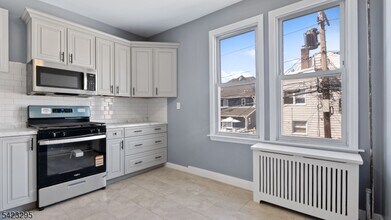 19 Newfield St in East Orange, NJ - Building Photo - Building Photo