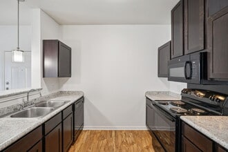 Oak Valley Apartments in San Antonio, TX - Foto de edificio - Building Photo