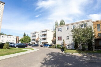 Compton Court in Edmonton, AB - Building Photo - Building Photo