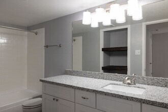 Belmont Place/La Fontaine in Houston, TX - Foto de edificio - Building Photo