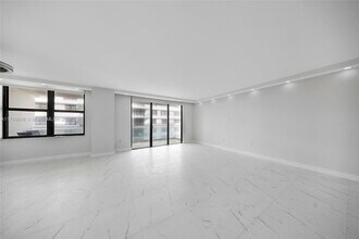 9801 Collins Ave, Unit 15X in Bal Harbour, FL - Building Photo - Building Photo