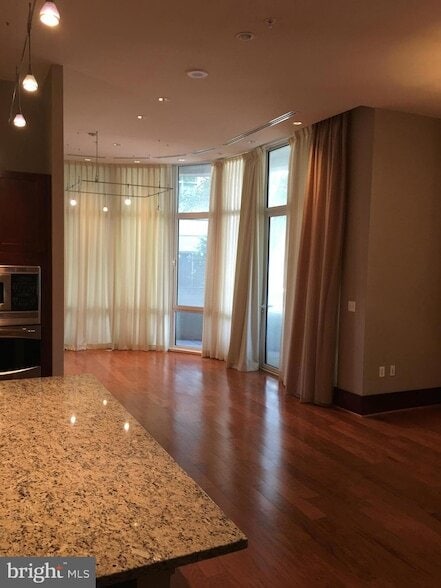 8220 Crestwood Heights Dr, Unit 112 in McLean, VA - Foto de edificio - Building Photo